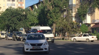 На большом и нагруженном перекрестке Ибраимова-Чуй водитель машины с номерами MVD разворачивался задним ходом, включив мигалки, - читатель <b><i>(видео)</i></b>