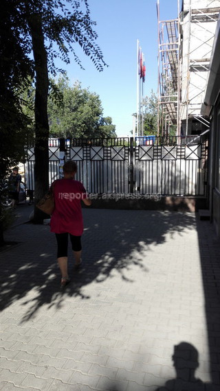По поводу захваченного тротуара на улице Московская перед зданием «Росинбанка» идет судебное разбирательство, - «Бишкекглавархитектура»