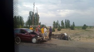 Недалеко от Чолпон-Аты произошло ДТП с участием микроавтобуса, образовалась пробка, - читатель <b><i>(фото)</i></b>