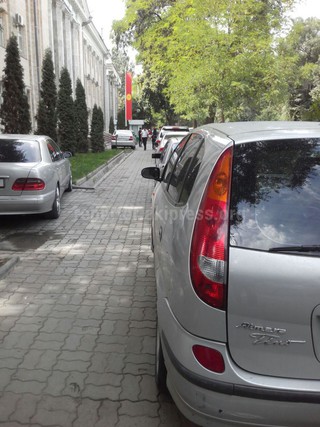 На Абдрахманова в центре города затопило тротуары <b><i>(фото)</i></b>