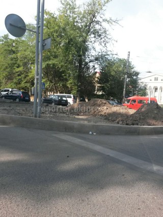 На пересечении улиц Боконбаева-М.Гвардия с весны лежит куча земли? - читатель <b>(фото)</b>