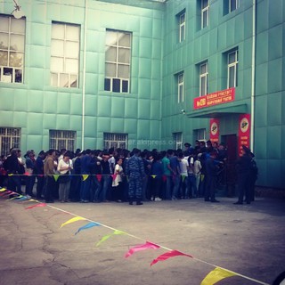 В Бишкеке в избирательном участке №1261 образовалась большая очередь <b><i>(фото)</i></b>