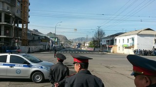 В Оше в связи с открытием эстакадного моста по улице Навои перекрыли улицу, - читатель <b><i>(фото)</i></b>
