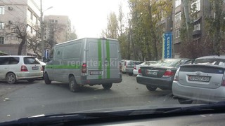 Инкассаторская автомашина пару раз задела припаркованную «Тойота Камри» и уехала, - читатель (фото)