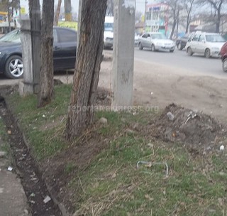 «Тазалык» убирает кучки грязи вдоль проспекта Дэн Сяопина