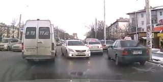 Водитель Toyota с госномером 7970 BC выехал на встречку по улице Ахунбаева и создал аварийную ситуацию, - читатель (видео)