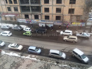 По улице Донецкая рядом с Орто-Сайским рынком владельцы припарковали свои авто на остановке, - горожанин (фото)