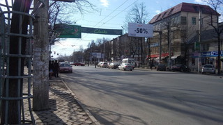 В центре Бишкека произошло ДТП, от удара одна из машин перевернулась, - очевидец <b><i>(фото)</i></b>
