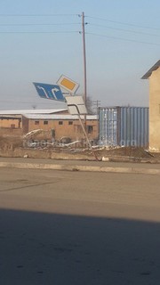 Горожанин сообщает, что на деформированные дорожные знаки никто внимания не обращает (фото)