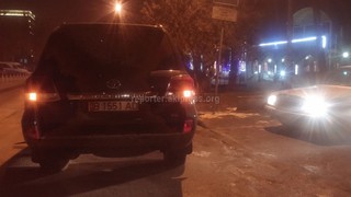 Toyota Land Cruiser заблокировала выезд с парковки кафе «Арзу» (фото) Toyota Land Cruiser заблокировала выезд с парковки кафе «Арзу» (фото)