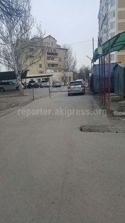 В 4 мкр самовольно установленный шлагбаум препятствует передвижению жителей, - горожанин <b><i>(фото)</i></b>