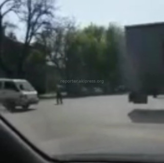 На перекрестке Логвиненко-Толстого парень пытался регулировать движение <i>(видео)</i>