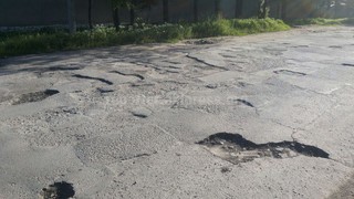 Читатель просит мэрию Бишкека отремонтировать дорогу по ул.Айни (фото)