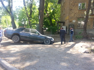 На пересечении улиц Махатма Ганди-Баялинова водитель авто не справился с управлением и въехал в арык (фото)