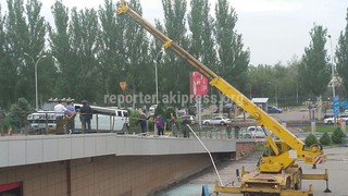 <b>Лимузин повис на эстакаде при попытке подъехать к залу вылета аэропорта «Манас» <i>(фото, видео)</i></b>