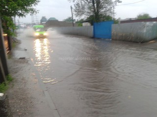 Отрезок ул. Кулиева из-за отсутствия сливных каналов утопает в воде, - читатель <i>(фото)</i>