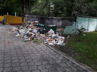 В парке им.Панфилова много мусора (фото)