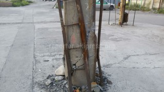 Опора ЛЭП на перекрестке Ибраимова-Толстого находится в аварийном состоянии (фото)