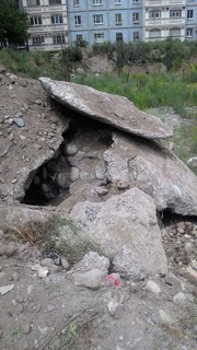 В мкр Джал возле дома №35 грузовая машина вывалила бетонные глыбы, есть опасность, что они придавят детей, - читатель (фото)