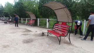 В селе Уч-Терек Токтогульского района выпускники школы 1996 года установили скамейки в школьном дворе <i>(фото)</i>
