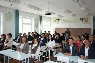 В Нарыне выпускники школы им.Чкалова 1996 года выделили $1 тыс. для лучшего школьника и классного руководителя года