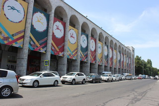 На площади Ала-Тоо образовалась пробка, почему ПМ не контролирует это? - читатель <i>(фото)</i>