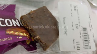 Читатель обнаружил червяков в конфетах (видео)