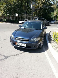 Владелец авто с госномером S 9111 F припарковался на перекрестке Фрунзе-Тоголок Молдо и на лобовом стекле оставил удостоверение Финполиции, - читатель (фото)