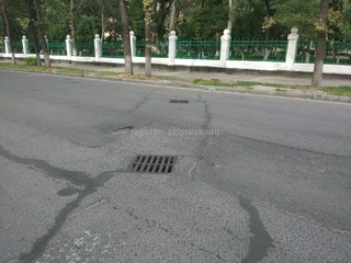 На участке ул. Тоголок Молдо просел асфальт и образовались ямы (фото)