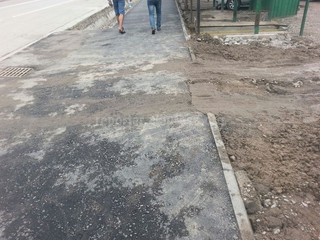 Владельцы СТО на ул.П.Лумумбы убирают бордюры для своего удобства, - читатель (фото)