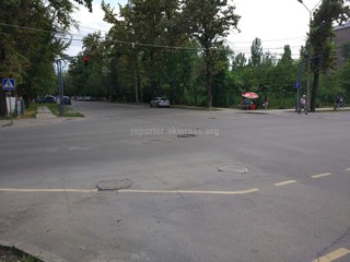 На пересечении ул.Логвиненко-Токтогула просел канализационный люк <i>(фото)</i>