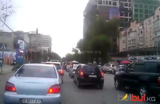 Читатель жалуется на пробки в часы пик, которые создаются из-за кортежей чиновников (видео)