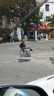 Читатель считает, что люди, просящие подаяние, создают аварийную ситуацию на дорогах (фото)