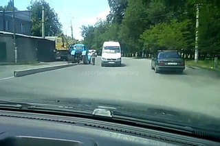 Работники одной из городских служб волокли столб по асфальту, разрушая дорогу <i>(видео)</i>