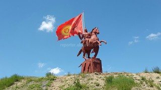 По дороге из Бишкека в Ош на повороте в Талас висит порванный госфлаг <i>(фото)</i>