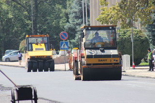 На старой площади Бишкека ремонтируют дорожное полотно <i>(фото)</i>