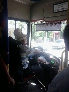 Водитель автобуса в Жалал-Абаде курит в салоне <i>(фото)</i> Водитель автобуса в Жалал-Абаде курит в салоне <i>(фото)</i>