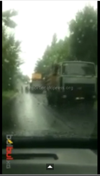 В селе Кой-Таш во время ливня укладывали асфальт, - читатель <i>(видео)</i>