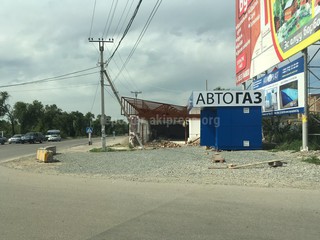На Шабдан баатыра-Токомбаева рядом с жилыми домами установили газозаправочную станцию, законно ли это? - читатель (фото)