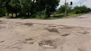 На некоторых улицах Кара-Балты необходим ремонт дорожного полотна <i>(фото)</i>
