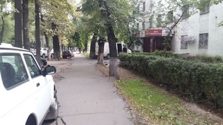 На тротуаре бульвара Молодой Гвардии паркуются машины и разрушают асфальт (фото) На тротуаре бульвара Молодой Гвардии паркуются машины и разрушают асфальт (фото)