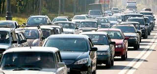 Водитель считает, что разрешив поворот со второй полосы с Горького на Жукеева-Пудовкина, можно избежать ежедневной пробки на этом участке (фото) Водитель считает, что разрешив поворот со второй полосы с Горького на Жукеева-Пудовкина, можно избежать ежедневной пробки на этом участке (фото)