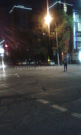 На перекрестке Манаса-Киевской не работает светофор, движение регулируется патрульной милицией, - горожанин (фото)