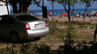 В Чолпон-Ате водитель Ниссана заехал на пляж <i>(фото)</i>