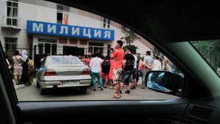 Почему возле Ленинского РОВД скопились люди? - читатель <i>(фото)</i>