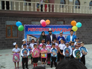 В Бишкеке молодожены вместо проведения свадьбы подарили детям принадлежности для школы <i>(фото)</i>