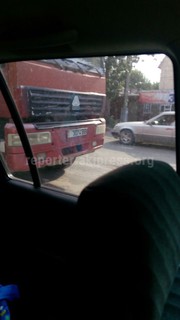 Водитель грузовика ехал по ул.Лермонтова в Бишкеке, а его груз сыпался на дорогу (видео)