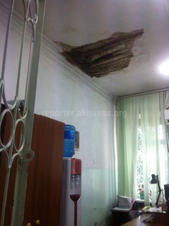Помещения в здании Первомайского соцфонда находятся в аварийном состоянии, - читатель (фото)