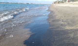 На пляже озера Исык-Куль в селе Койсары появились черные полосы, - турист <i>(фото)</i>