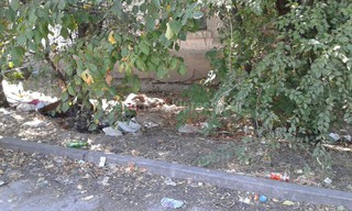 В мкр Юг-2 рядом с детским садом разбросан мусор, - горожанин <i>(фото)</i>